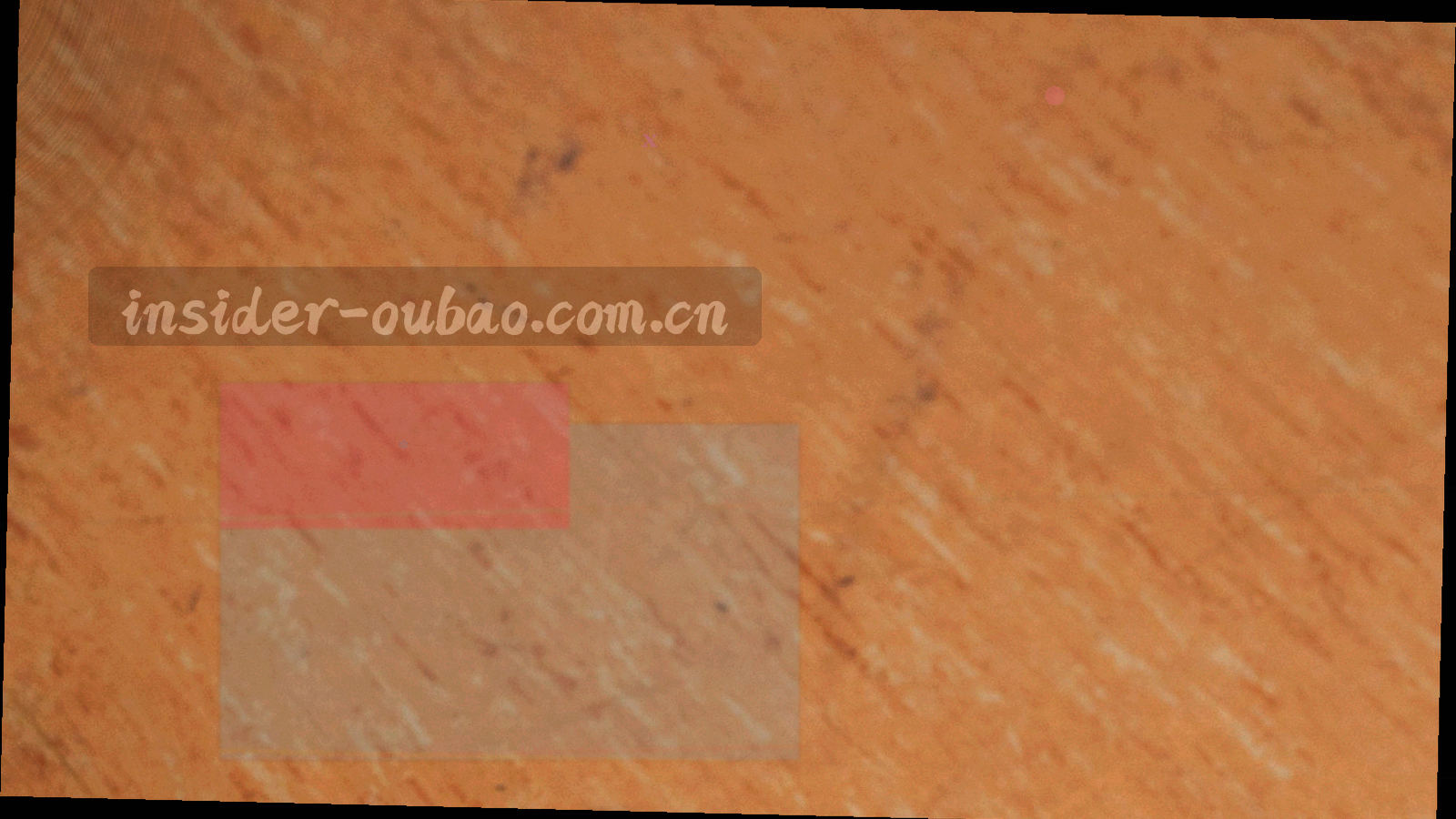 客服工位上的显示器与耳机，屏幕显示赛事入口指引界面